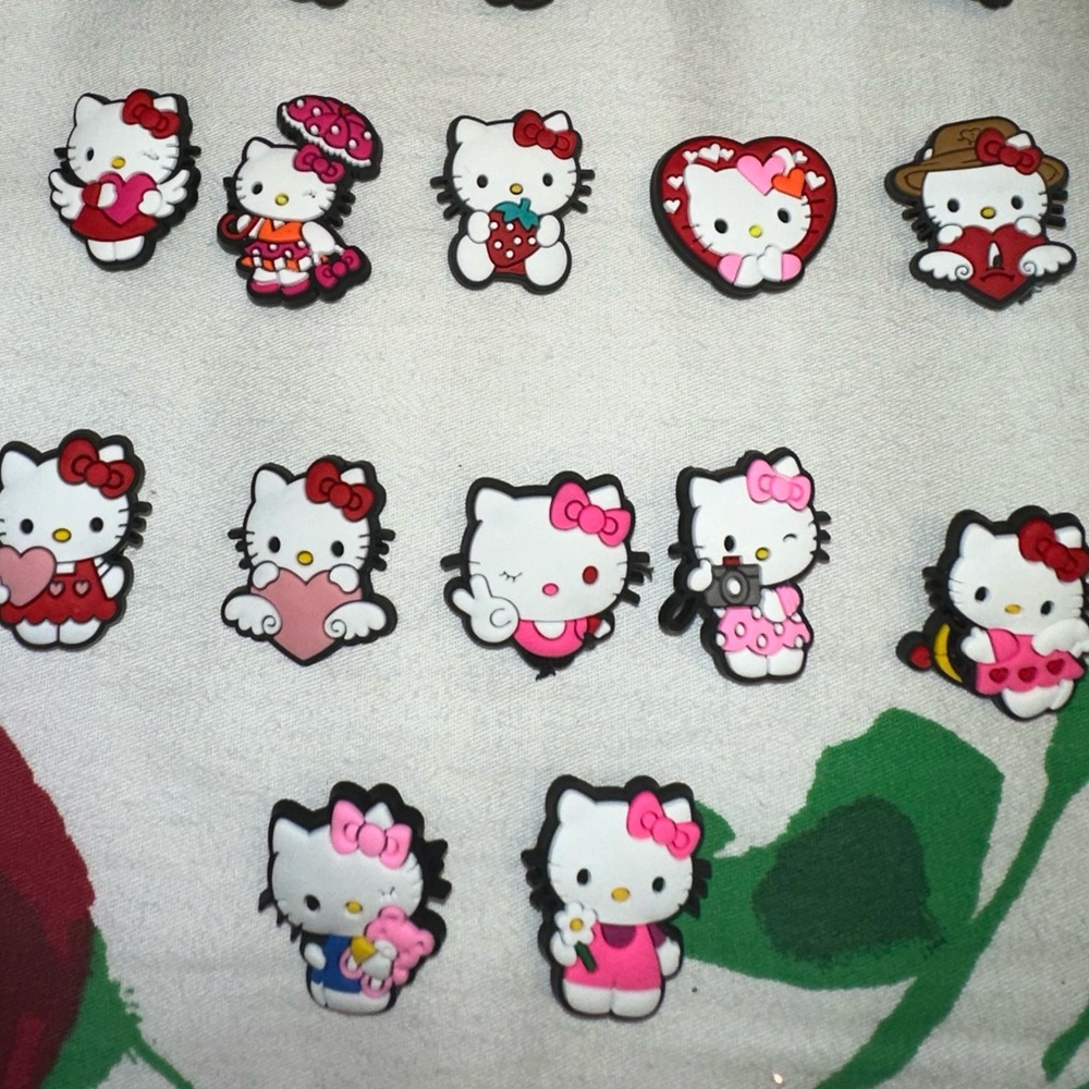 COPY - Hello kitty croc charms 2/10 - Picture 4 of 4